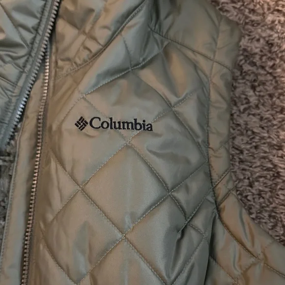 Women’s Columbia Quilted Green Vest - Picture 2 of 7